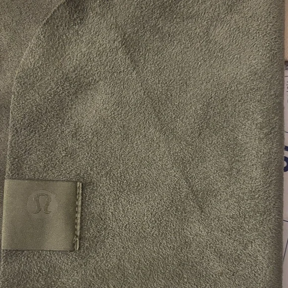 Lululemon 🆕 The (Small) Towel gray
