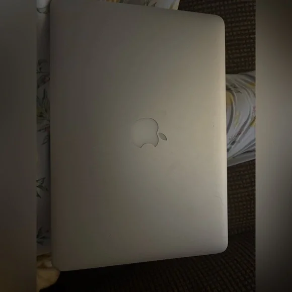 Apple MacBook in Sleek Silver
