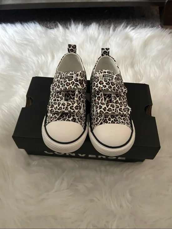 New in box cheetah print converse shoes size 9