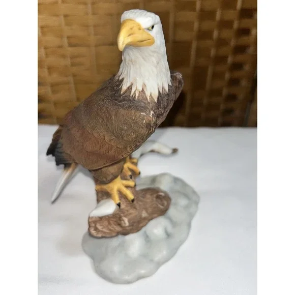 Bald Eagle Standing Figurine 6.25 x‎ 4.25