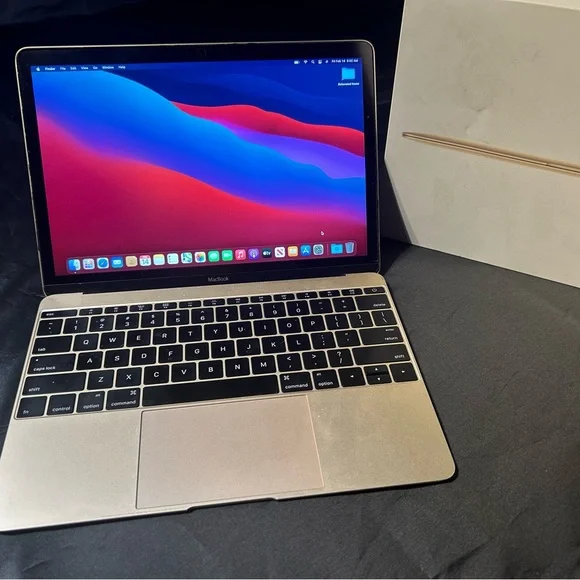 Apple macbook(PERFECT CONDITION)