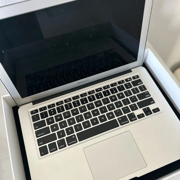 EXCELLENT condition Apple MacBook 13” Air - Silver with charger 2003