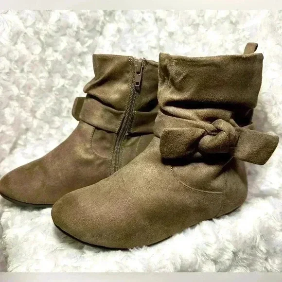 Parker & Sky Toddler‎ Girls Size 13 Color Taupe Bow Slouch Boots