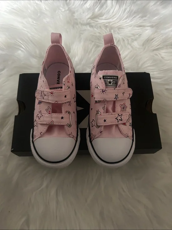New in box pink star print Converse Sneakers size 10