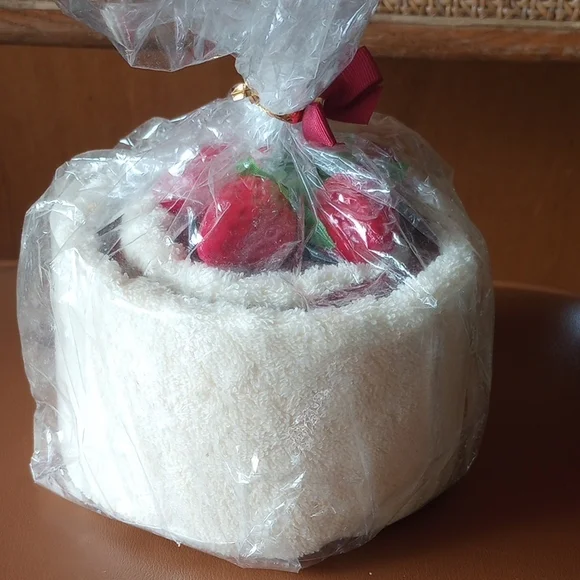 NWT Strawberry Marble Cake Cotton Towels