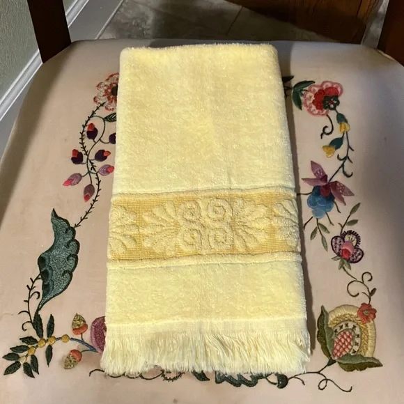 VINTAGE CANNON MONTICELLO YELLOW HAND TOWEL FRINGED EDGE EMBOSSED FLORAL 25