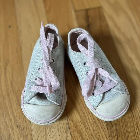 Converse size 5 toddler sneakers EUC White Neutral Walking USA Comfort