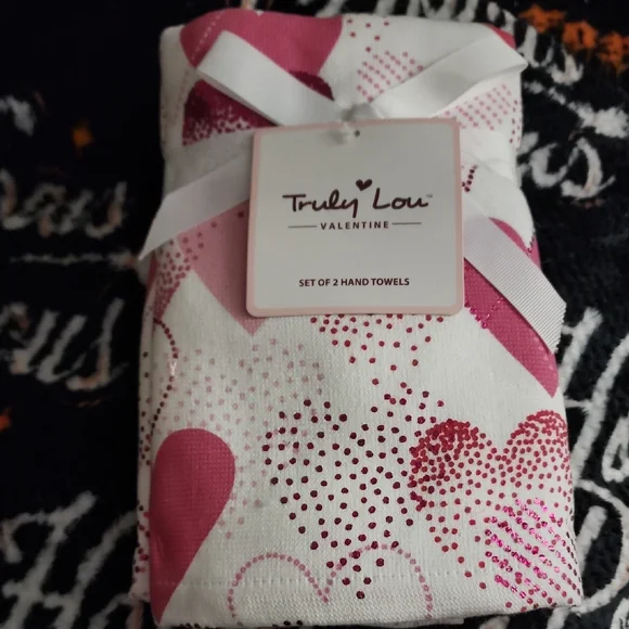 ✨️🩷NWT TRULY LOU VALENTINE 2PC SET OF HAND TOWELS✨️🩷✨️🩷