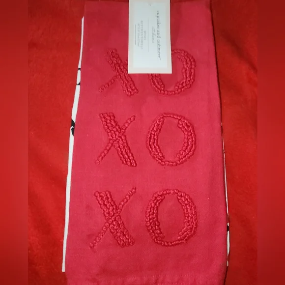 NWT XOXO CUPCAKE & CASHMERE 2PC TOWEL SET ❤️✨️