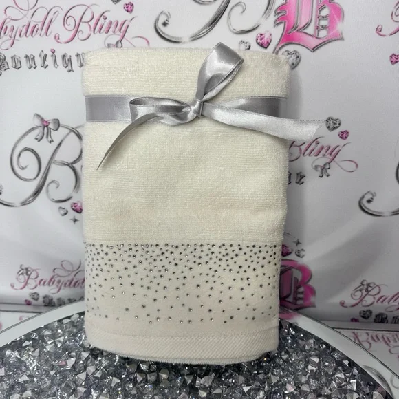Glitz + glimmer towels crystal Elegant White set 2 Silver Accents bling diamonds