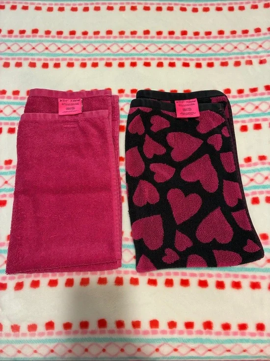 Betsey Johnson 2 Hot Pink and Black Heart Hand Towels