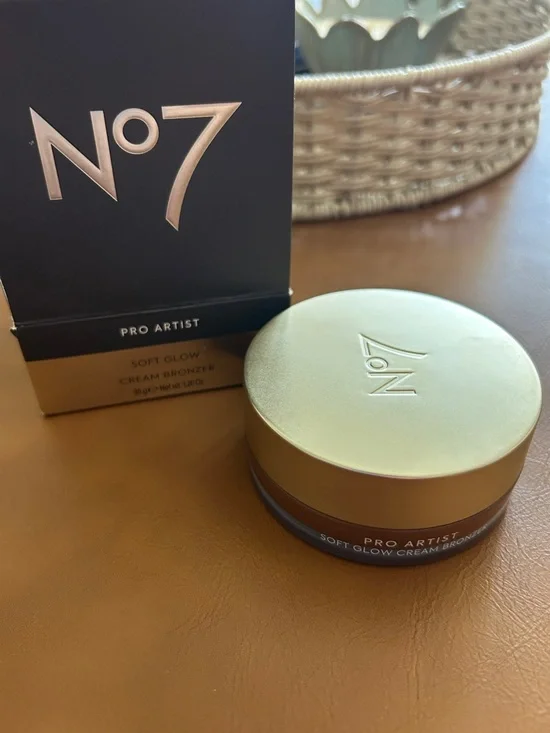 No 7 Pro Artist Soft Glow Cream Bronzer in Medium