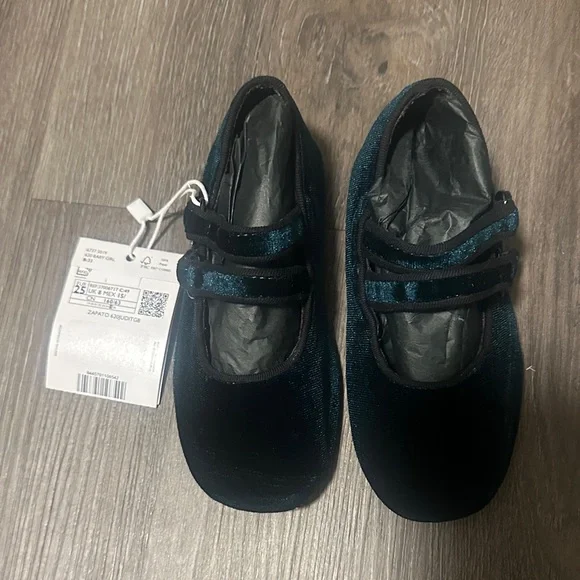 Kids Velvet Shoes Green size 8.5