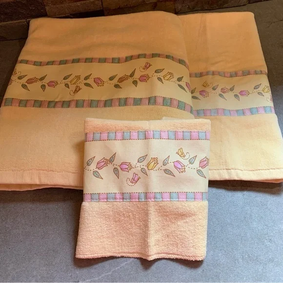 Collections Etc 3-Piece Garden Yellow Pink Towel Set Bath Washcloth