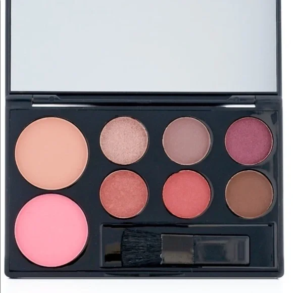 Berry Licious Eye and cheek colour valet