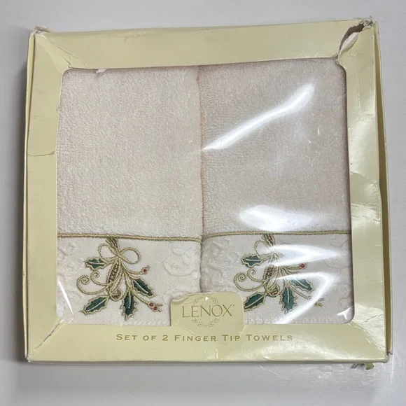 Lenox Cream Green Red Gold Embroidered set of 2 Finger Tip Towels