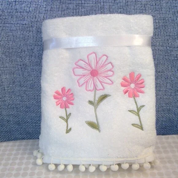 BRAND NEW Bittersweet Inn White Daisy Hand Towels (2)