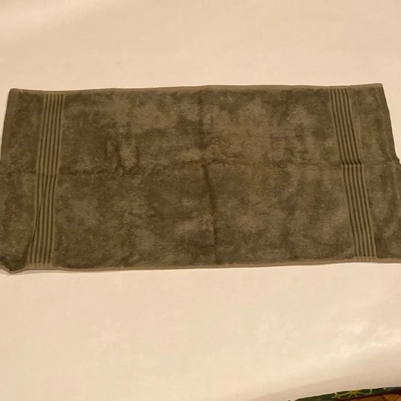 NEW BNWOT Home spa Olive green Large Hand towel 15.5