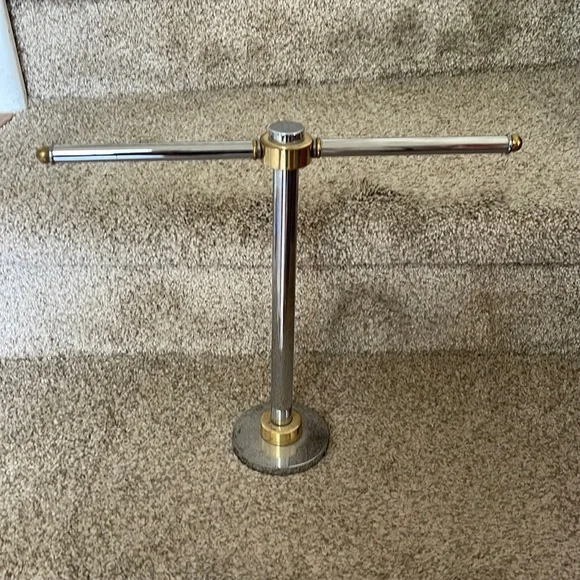 Hand towel holder