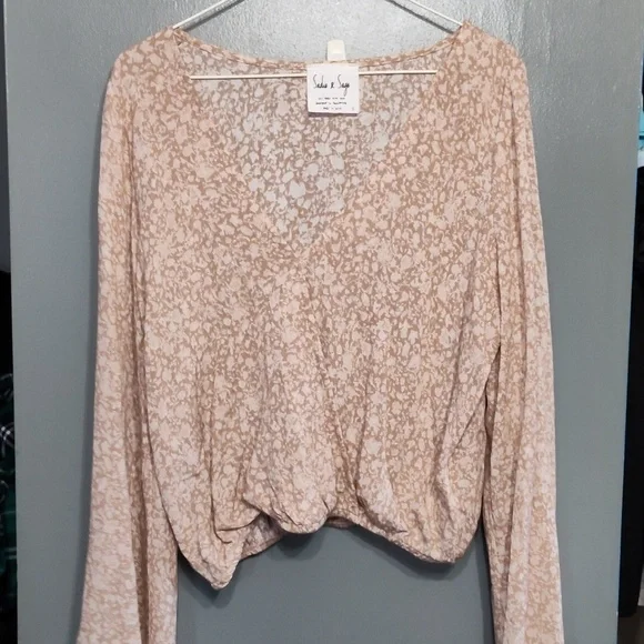 Anthropologie Sadie & Sage long Bell sleeves v-neck floral pattern size small