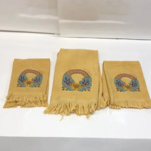Cecil Saydah Company Hand & Fingertip Towels: Yellowish