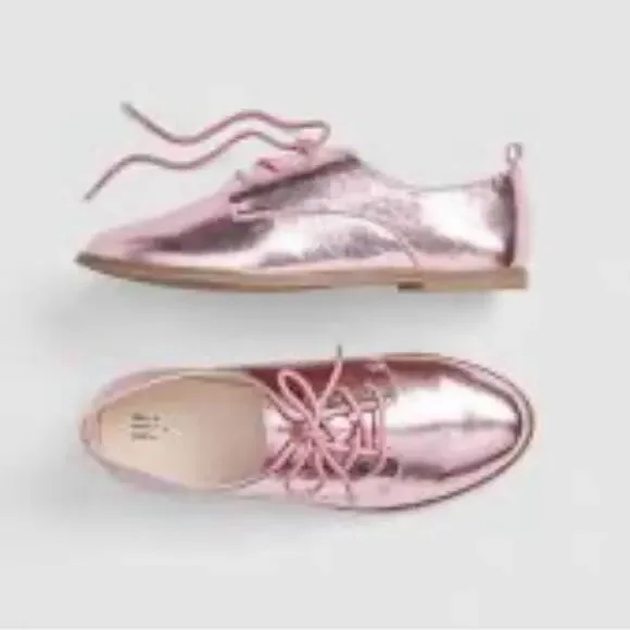 Gap Kids Metallic Lace Up Shoes in Metallic Pink