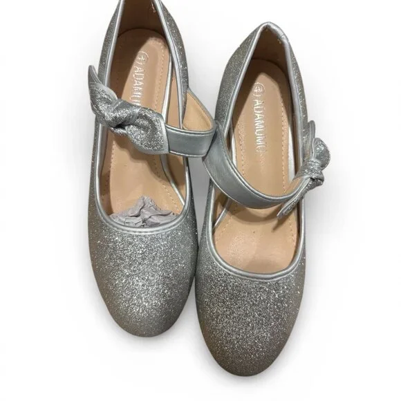 Kids size 4M silver shoes