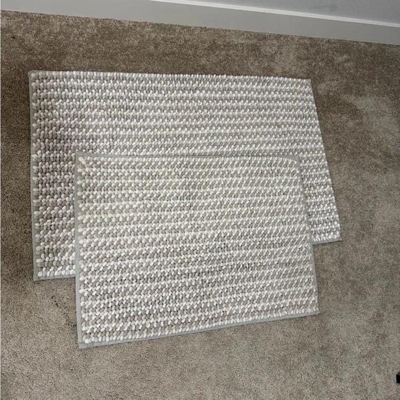 NWOT Elegant Cream Bath Mat Set