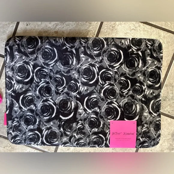 NWT Betsey Johnson Black Rose Memory Foam Bsth Mat