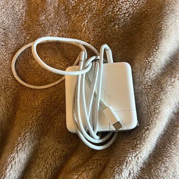 Apple Macbook charger (USB-C and 61W charging block)