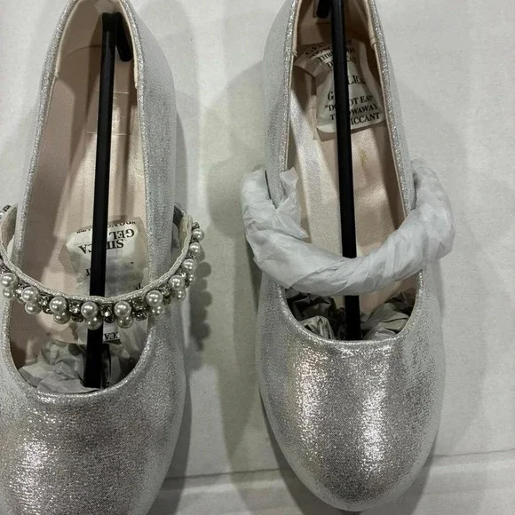 Davis's Bridal girls Silver shoes size 1Y.