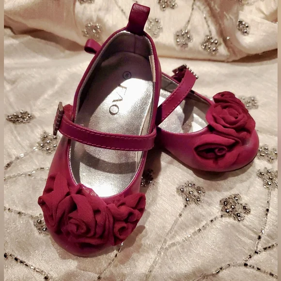 FAO baby burgandy dress shoes with floral embellishments Size 6