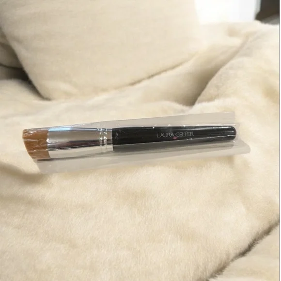 Laura Geller foundation Angled Kabuki Brush
