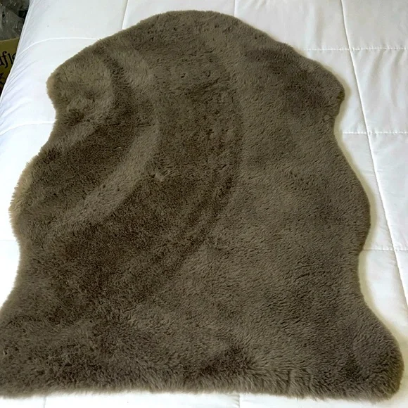Summer & Rose grey faux fur bath mat. 34X23