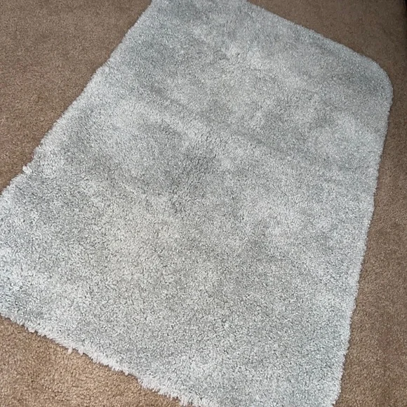large gray bath mat