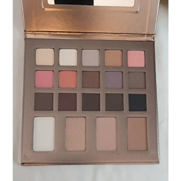 Billy B X Gallany Eyeshadow and Face Palette. New