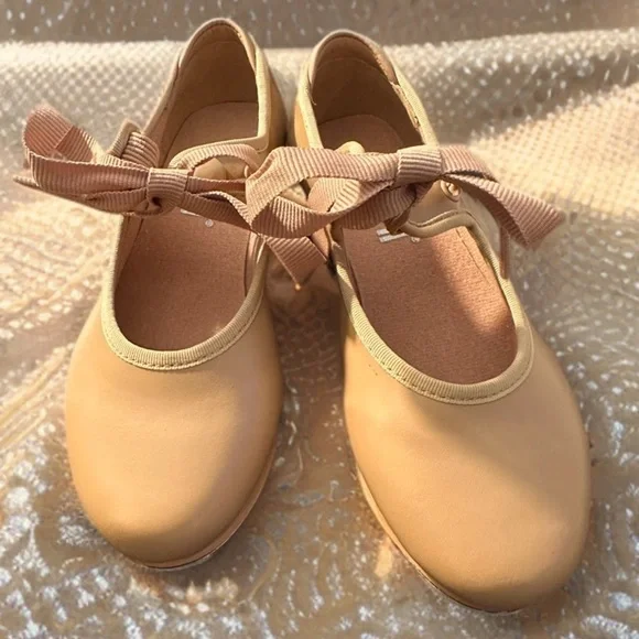 NEW Girl's Annie Tyette Dance Shoe Size Little Girl 8.5 Beige
