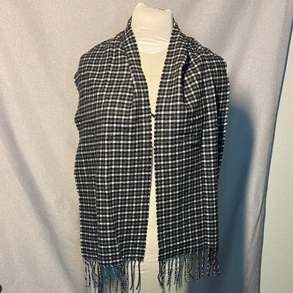100% Cashmere Plaid Scarf — Ergo Montovani. Black and White Checkered Scarf.