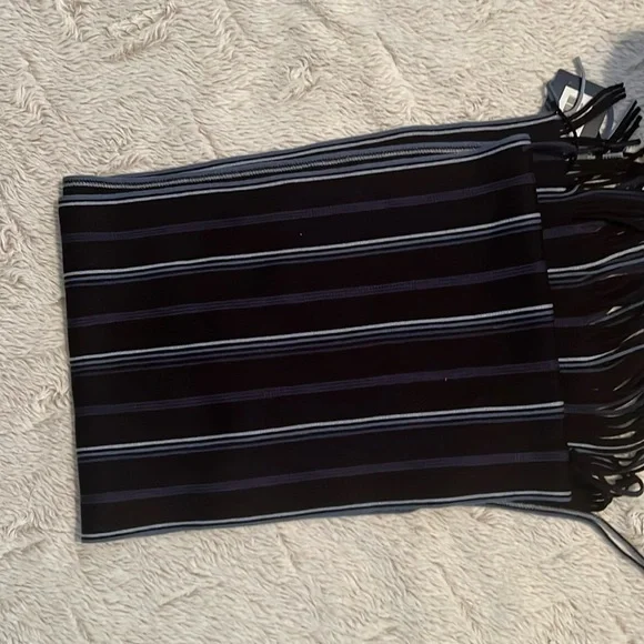 NWT Roundtree and Yorke Striped Scarf