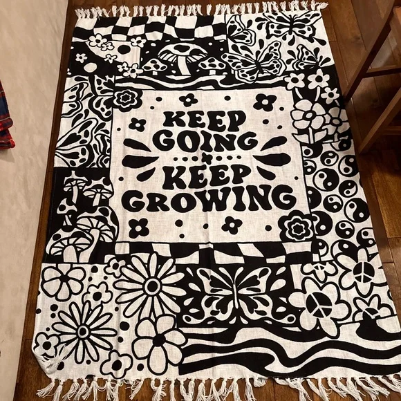 Black and White Motivational Rug. / Blanket