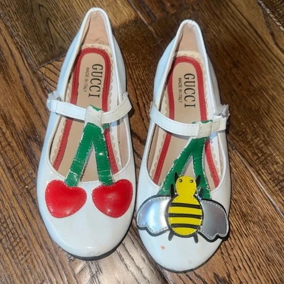 Gucci Kids White Dress Shoes with Cherry and Bee Accents Size 34