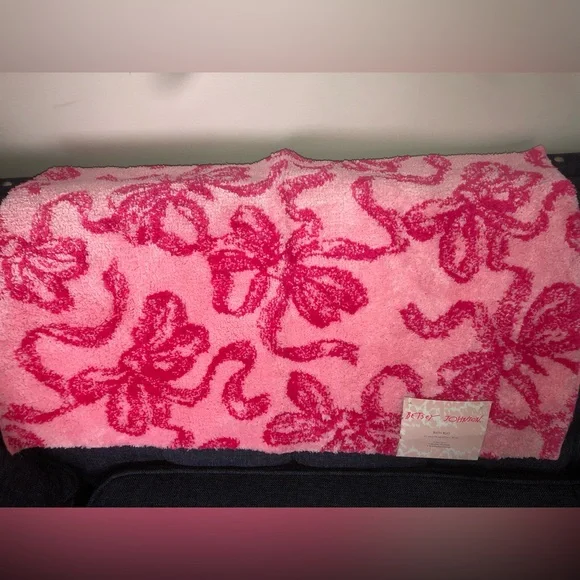 ‼️ Betsey Johnson Pink Ribbon bathroom rug