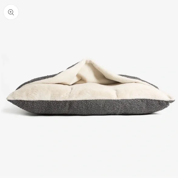 NWT and Sealed: Sleepy Burrows Pet Bed in Granite Bouclé by Lords & Labradors