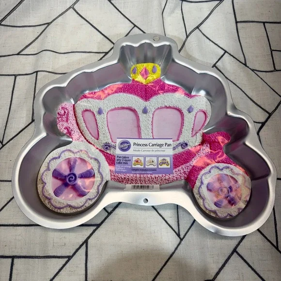 Wilton Princess Carriage Pan OS Silver Aluminum Shaped Cake Mold 2105-0250