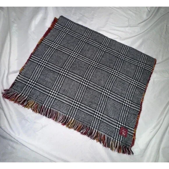 G.H. Bass‎ & Co Rectangle Scarf Women's Gray/Black Plaid Fringe Hem 100% Acrylic