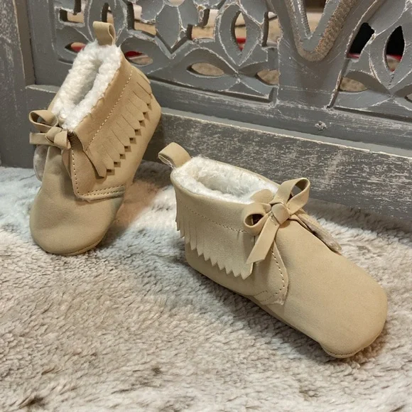 Carter’s suede moccasins shoes baby girls size 0-3 months faux fur boho western