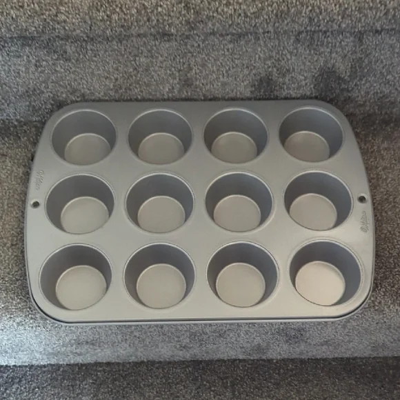 Wilton Gray Non-Stick 12-Cup Muffin Pan