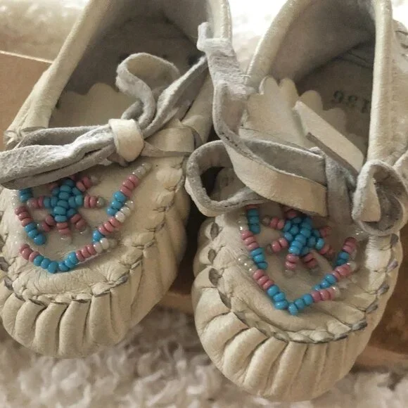 VINTAGE INDIAN DESIGN INDIAN MOCCASINS BABIES NO 1 WHITE LEATHER