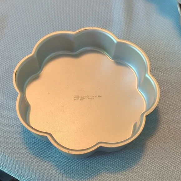 Flower pan by Wilton