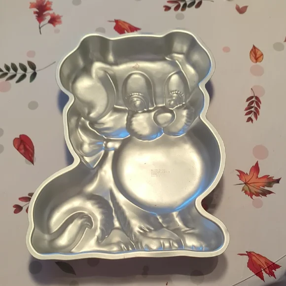 Wilton Dog Classic Silver Bakeware